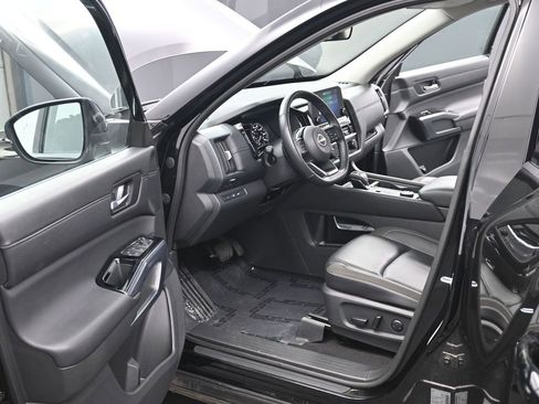 Used 2025 Nissan Pathfinder SL image 16