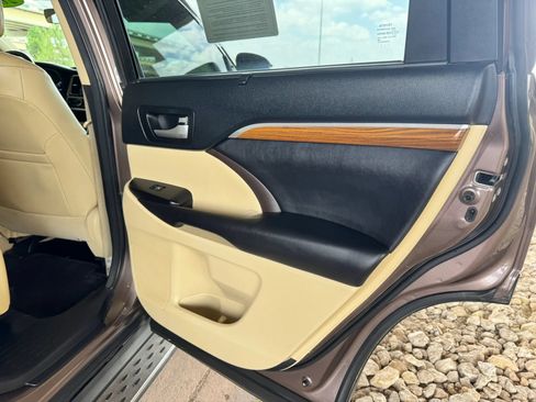 Used 2017 Toyota Highlander Limited Platinum FWD image 25