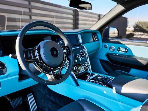 Used 2025 Rolls-Royce Cullinan image 2