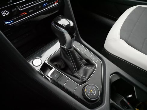 Certified 2025 Volkswagen Taos SE w/ Panoramic Sunroof Package image 24