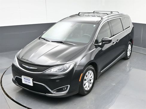 Used 2018 Chrysler Pacifica Touring-L image 22