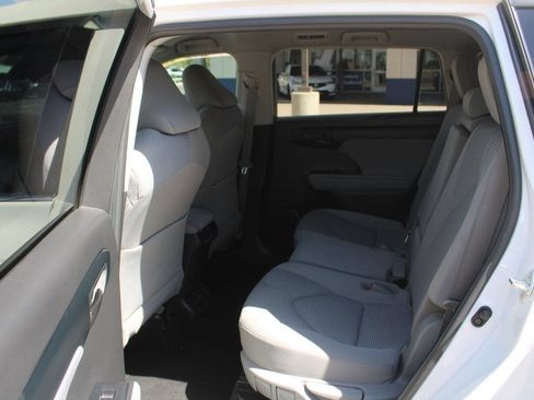 Used 2022 Toyota Highlander LE AWD/4WD image 15