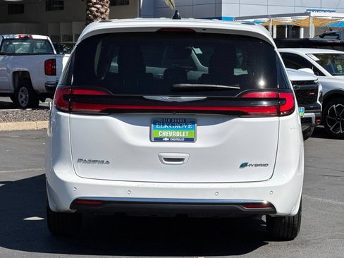 Used 2024 Chrysler Pacifica Limited FWD image 4