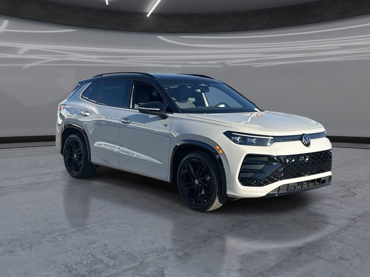 New 2026 Volkswagen Tiguan SE R-Line FWD image 2