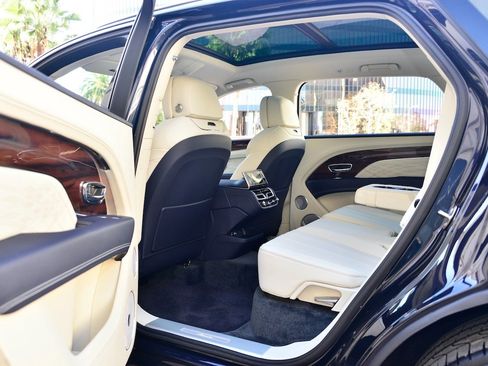 Used 2023 Bentley Bentayga Extended Wheelbase image 17