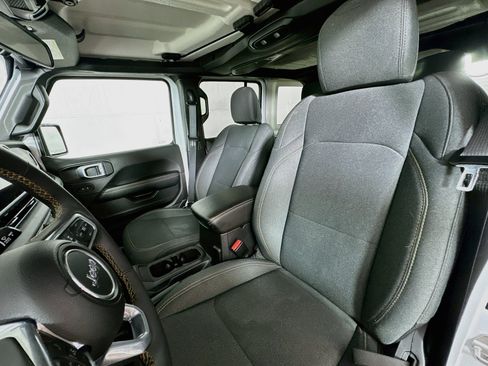 Used 2025 Jeep Wrangler Unlimited Sahara AWD/4WD image 19