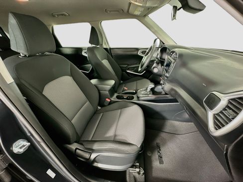 Used 2025 Kia Soul LX w/ LX Technology Package FWD image 29