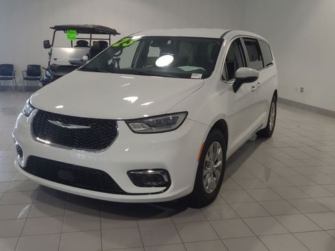 Used 2023 Chrysler Pacifica Touring-L AWD/4WD image 9