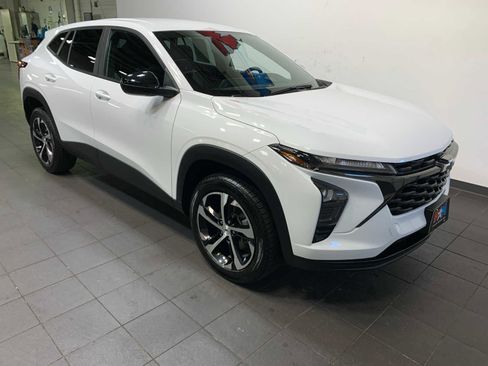 Used 2024 Chevrolet Trax RS image 2