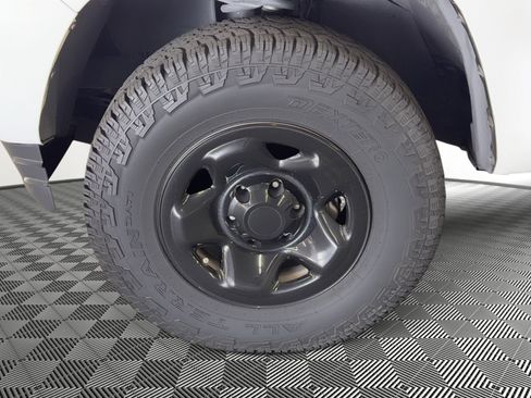 Used 2017 Toyota Tacoma SR image 12