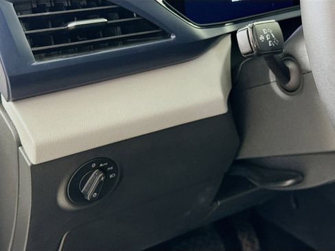 Certified 2022 Volkswagen Taos SE w/ Panoramic Sunroof Package image 13