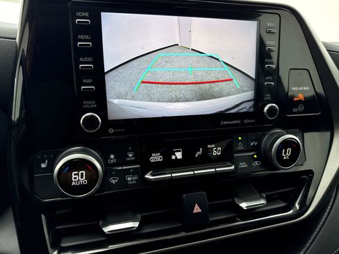 Used 2021 Toyota Highlander XLE FWD image 28