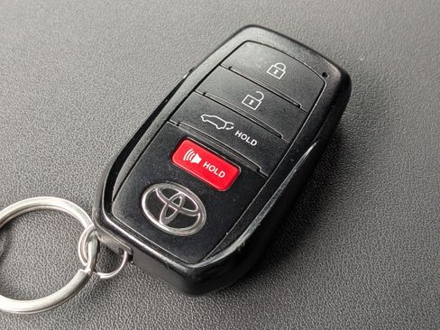Used 2024 Toyota Highlander XLE FWD image 28