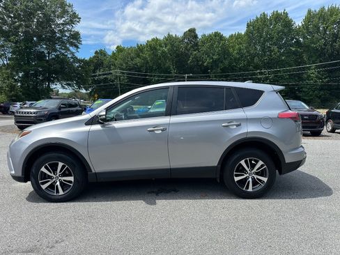 Used 2018 Toyota RAV4 XLE FWD image 4