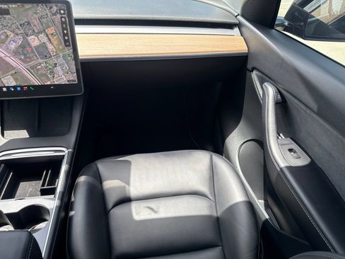 Used 2021 Tesla Model Y Long Range AWD/4WD image 26