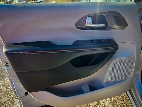 Certified 2022 Chrysler Pacifica Touring-L image 9