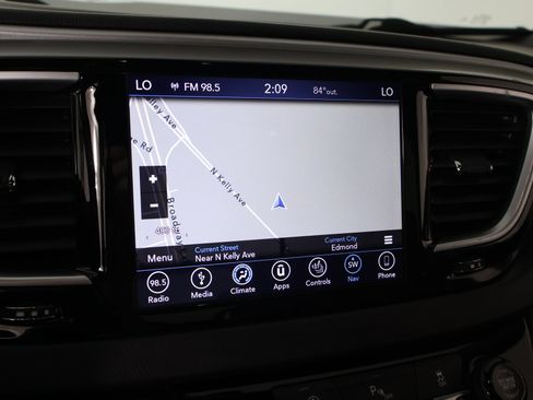 Used 2018 Chrysler Pacifica Touring-L Plus w/ S Appearance Package FWD image 8