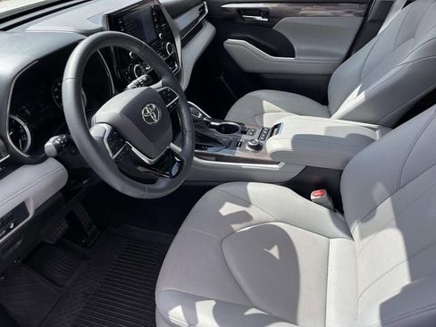 Used 2021 Toyota Highlander Limited image 28
