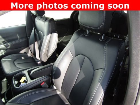 Used 2025 Chrysler Pacifica Select image 12