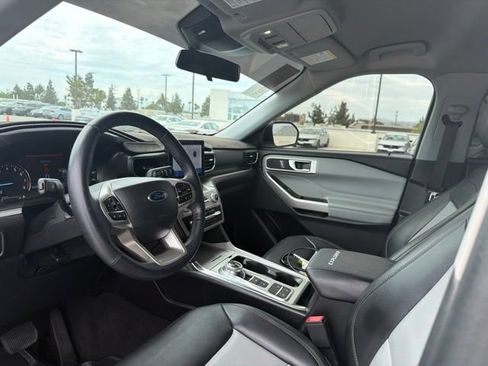 Used 2022 Ford Explorer XLT w/ Equipment Group 202A RWD image 3