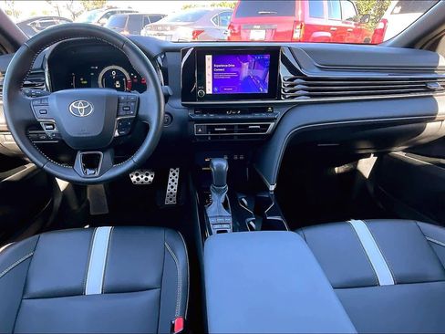 Used 2025 Toyota Camry SE image 14