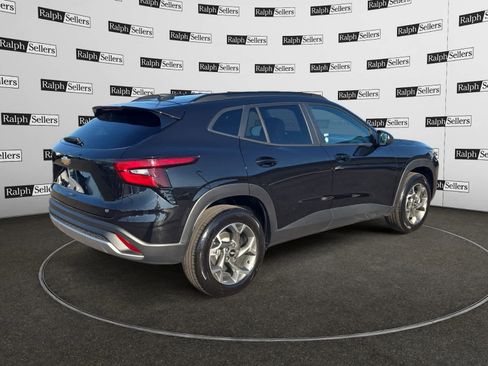 Used 2025 Chevrolet Trax LT w/ LT Convenience Package image 6