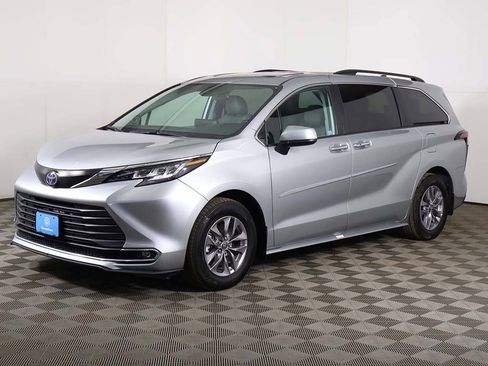 Used 2023 Toyota Sienna XLE w/ XLE Plus Package image 10