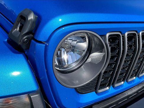 Used 2025 Jeep Gladiator Sport AWD/4WD image 27