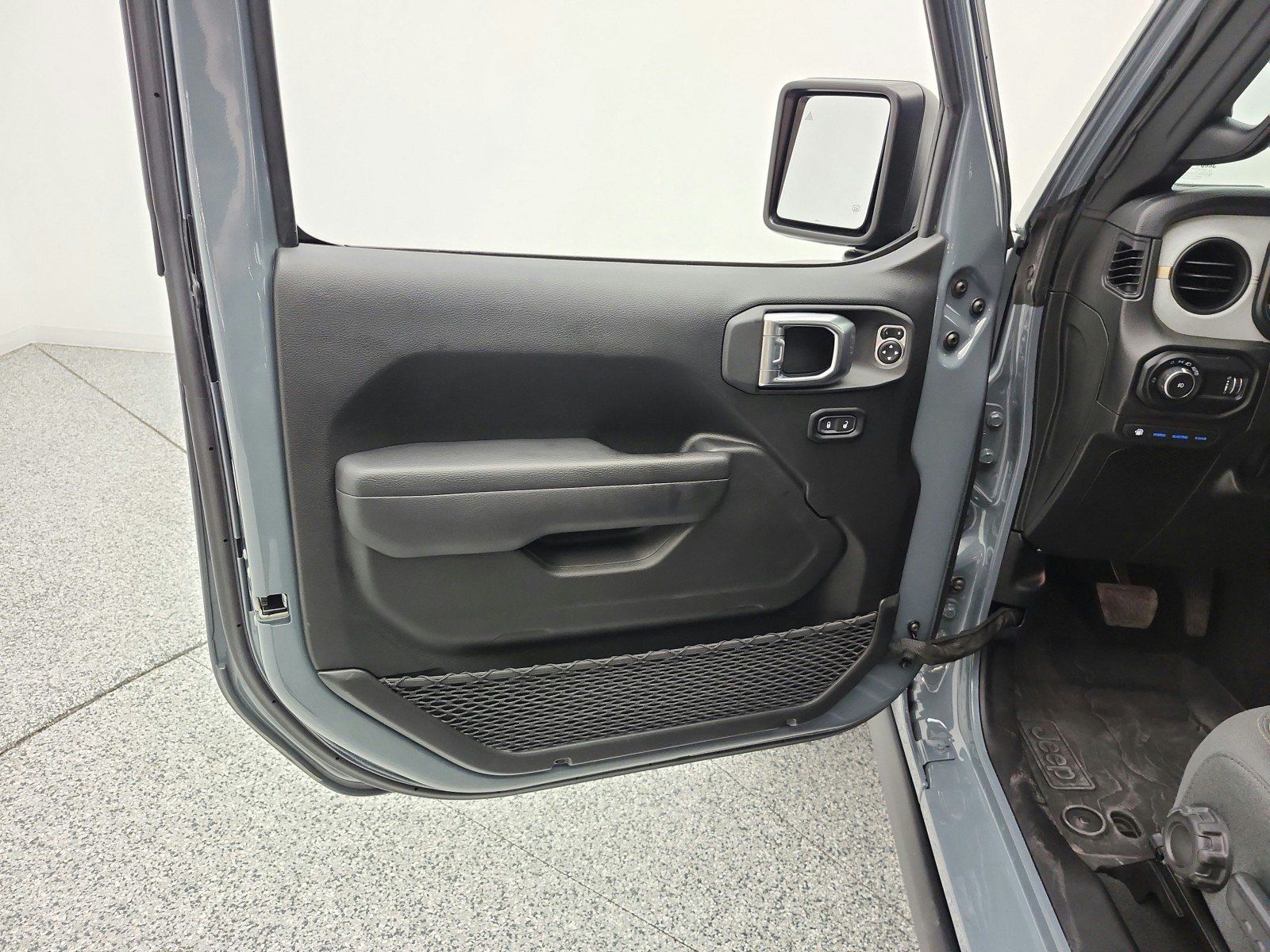 Used 2024 Jeep Wrangler Unlimited AWD/4WD image 14