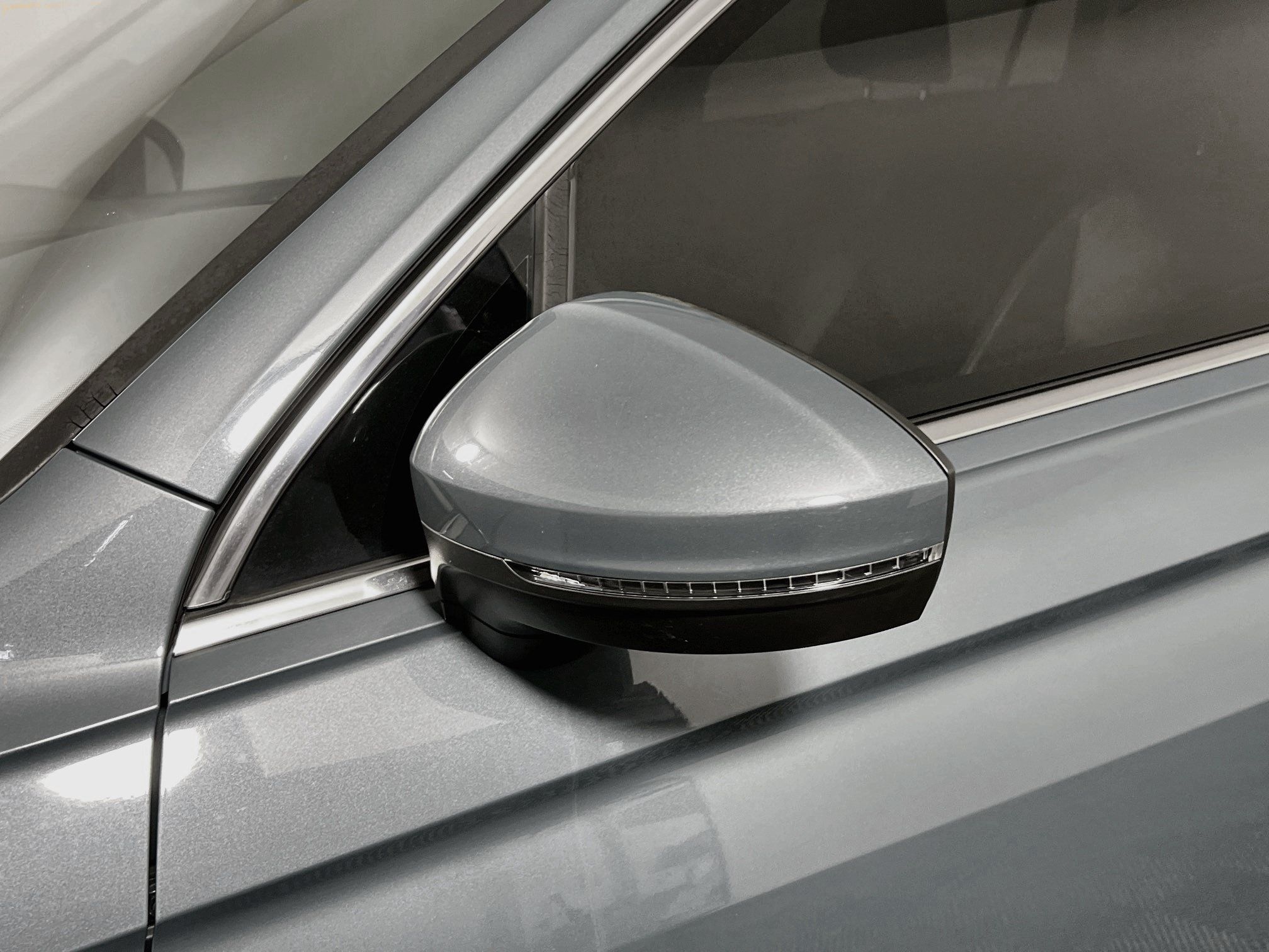 Used 2019 Volkswagen Tiguan SE w/ Panoramic Sunroof Package FWD image 12