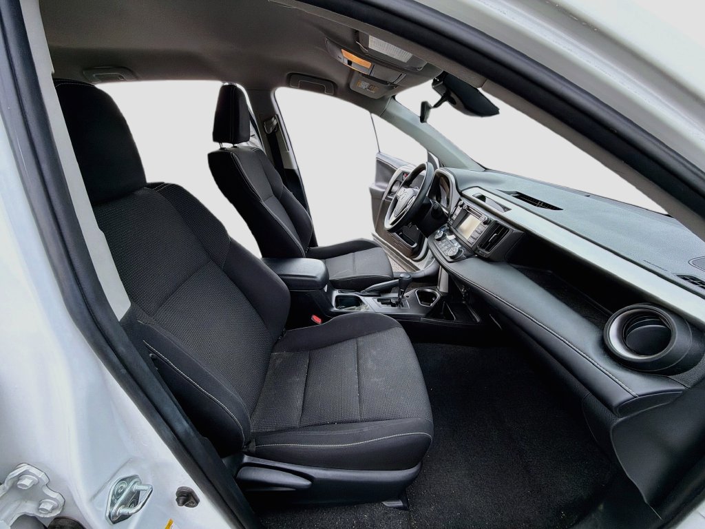 Used 2018 Toyota RAV4 LE AWD/4WD image 27