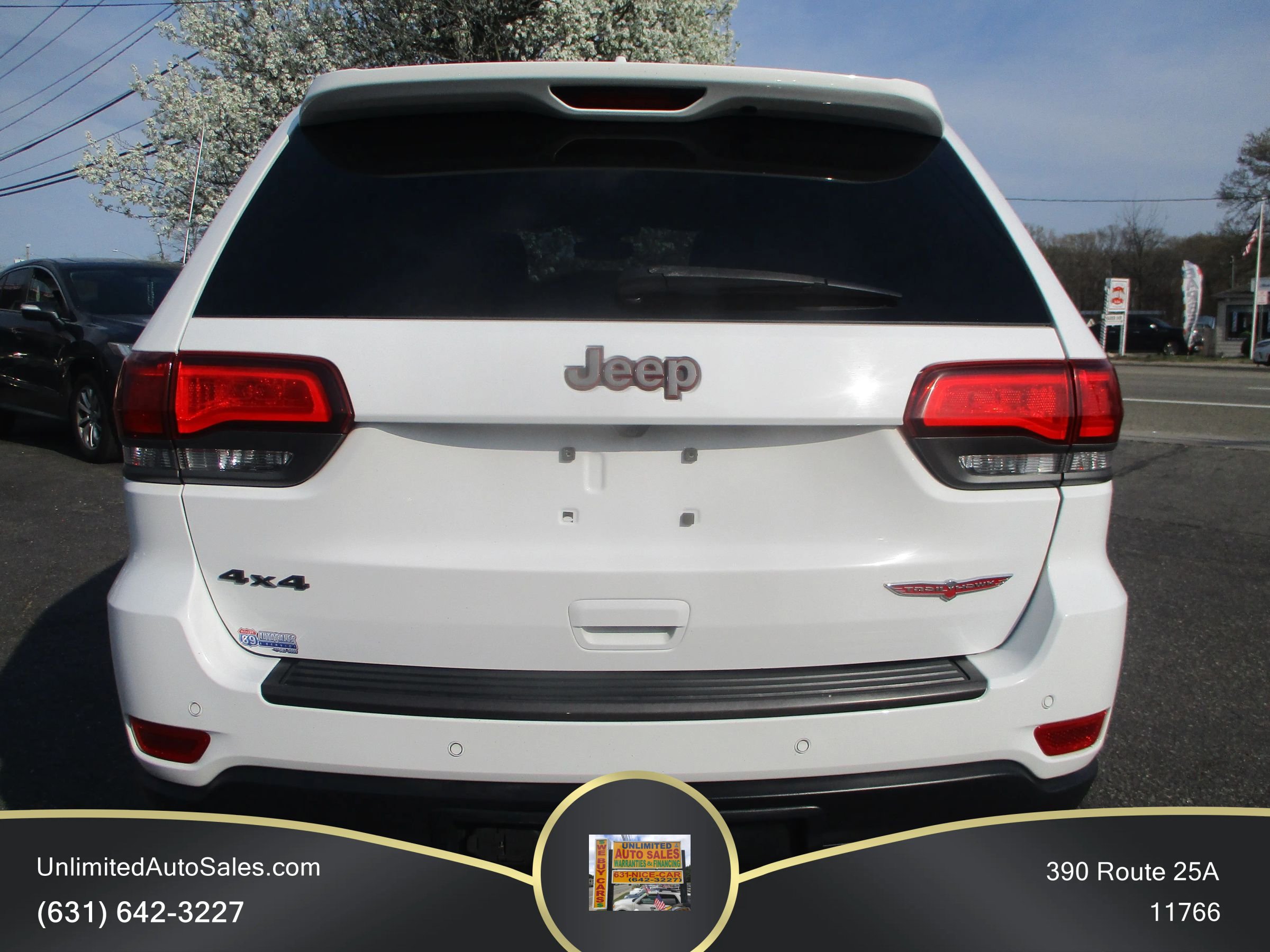 Used 2017 Jeep Grand Cherokee Trailhawk w/ Trailhawk Luxury Group AWD/4WD image 2