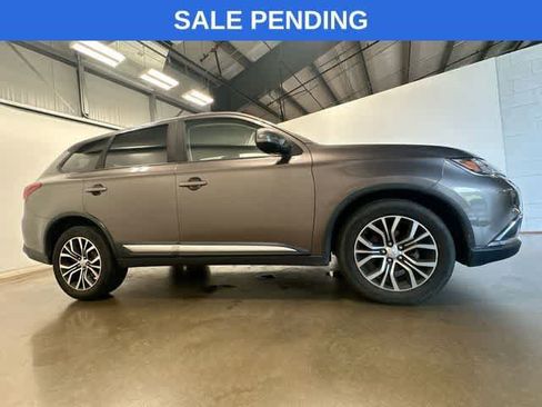 Used 2018 Mitsubishi Outlander SE AWD/4WD image 2