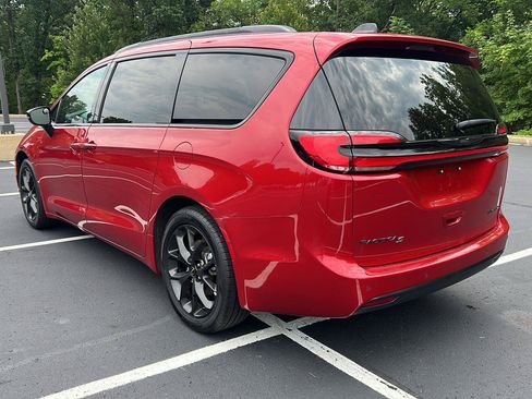 Used 2025 Chrysler Pacifica Limited FWD image 3