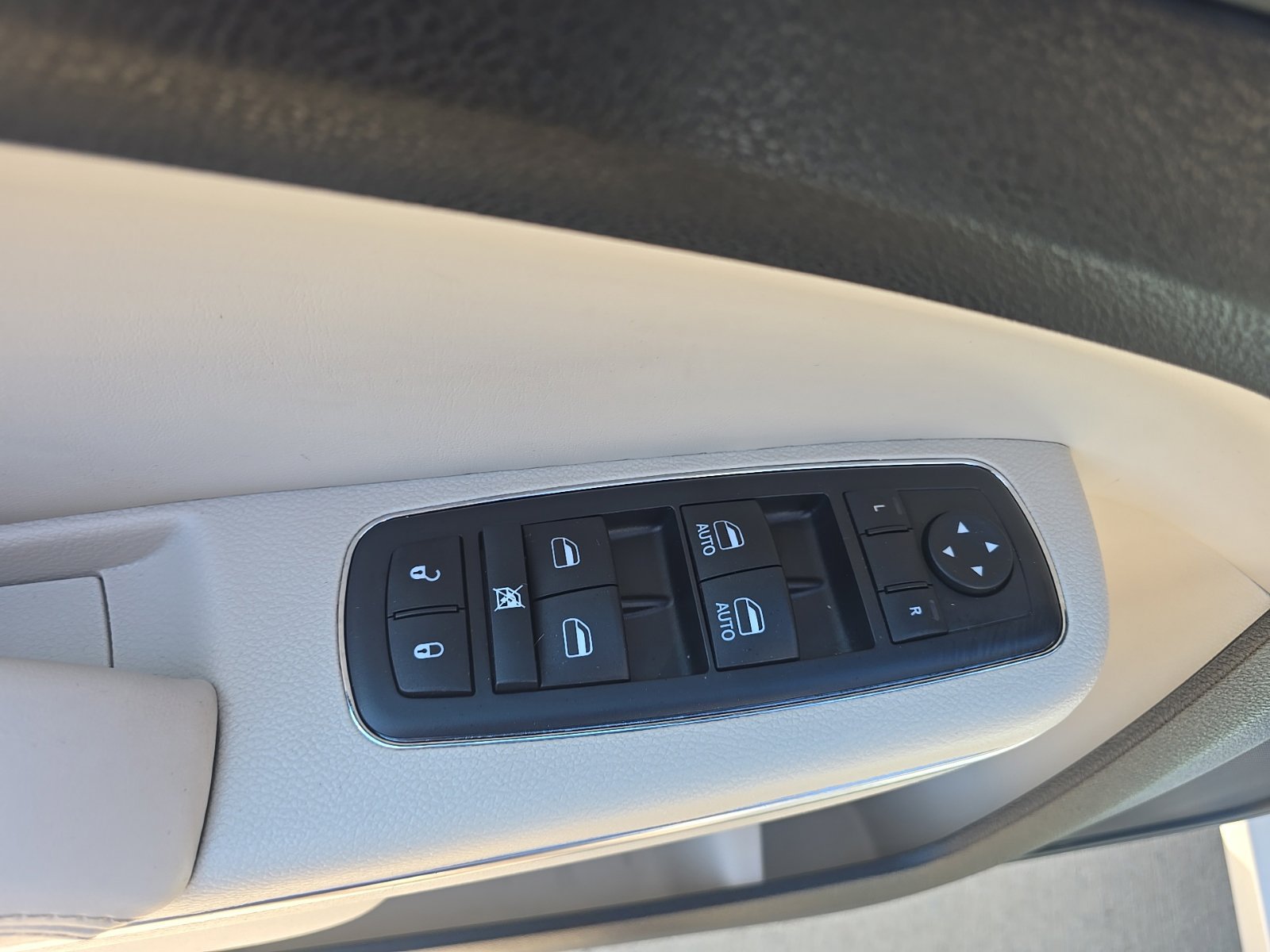 Used 2015 Chrysler 300 Limited RWD image 18