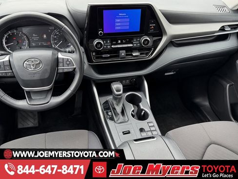 Used 2025 Toyota Highlander LE image 17