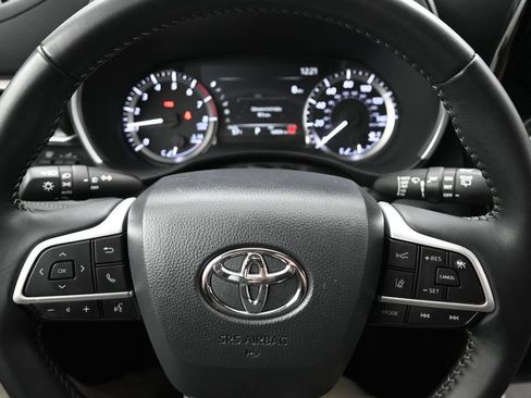 Used 2025 Toyota Highlander XLE AWD/4WD image 11