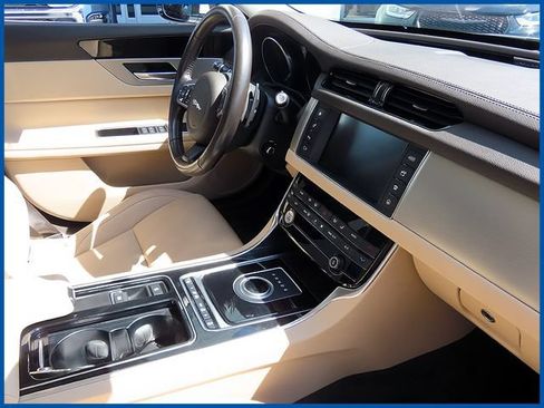 Used 2018 Jaguar XF Premium AWD/4WD image 8