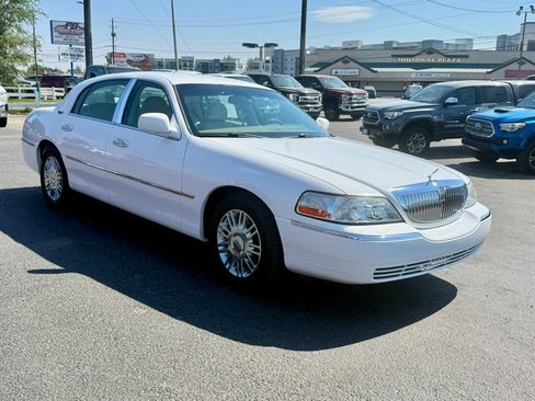 Used 2010 Lincoln Town Car Signature Limited RWD image 7
