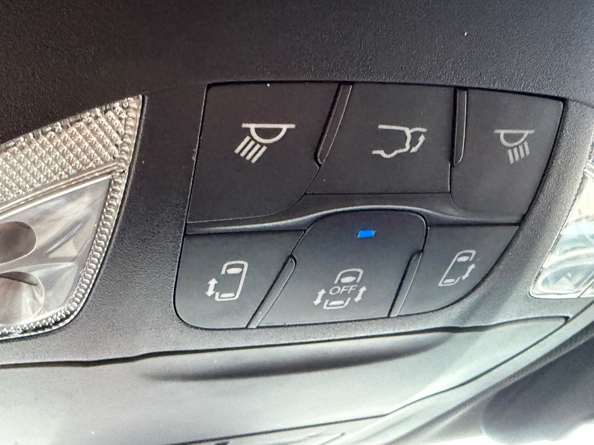 Used 2025 Chrysler Pacifica Select FWD image 36