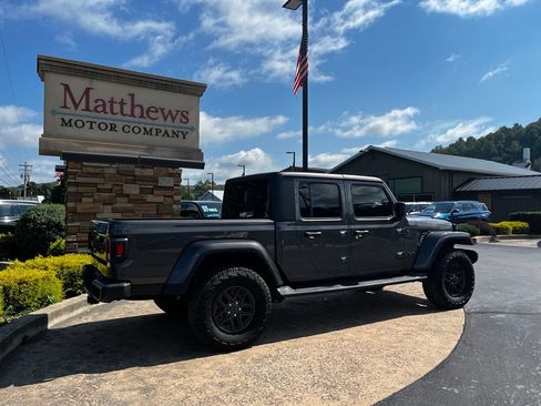 Used 2024 Jeep Gladiator Sport AWD/4WD image 5