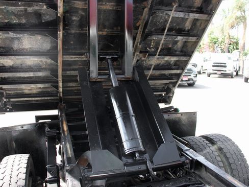 Used 2016 Ford F550 2WD Regular Cab Super Duty image 12