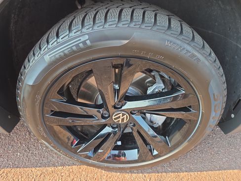Used 2024 Volkswagen Tiguan SE R-Line AWD/4WD image 9