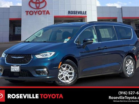 Used 2021 Chrysler Pacifica Touring w/ Uconnect Theater Family Group FWD image 1