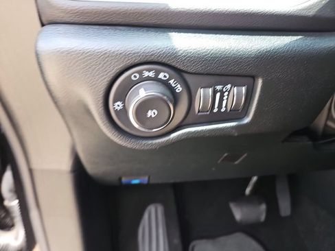 Used 2025 Chrysler Pacifica Select FWD image 17