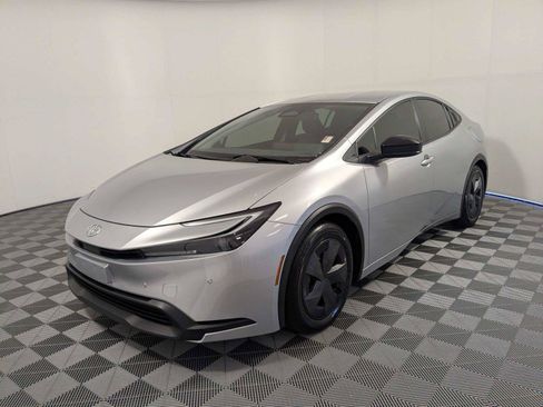 Used 2025 Toyota Prius LE FWD image 2