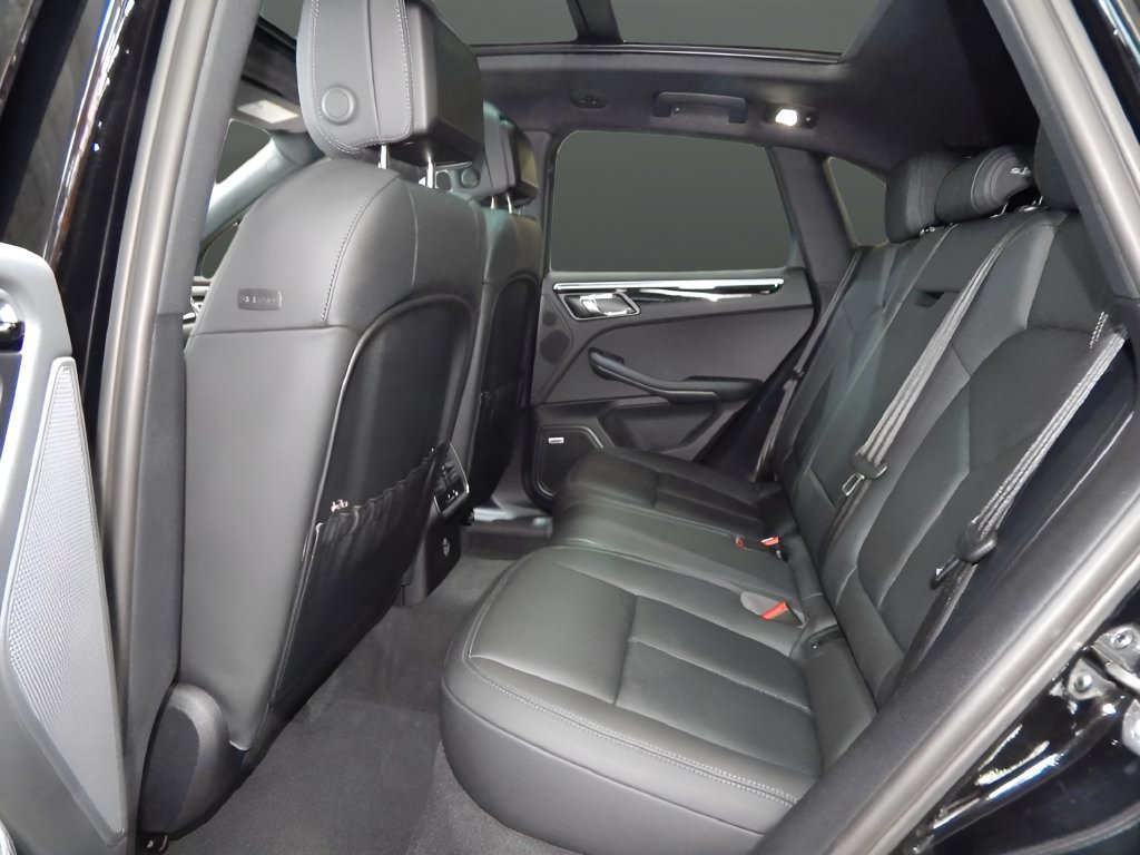 Used 2022 Porsche Macan AWD/4WD image 16