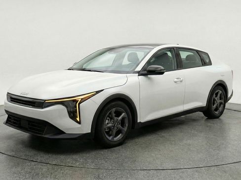 Used 2025 Kia K4 LXS image 3