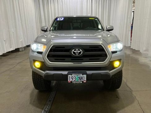 Used 2017 Toyota Tacoma SR5 AWD/4WD image 9