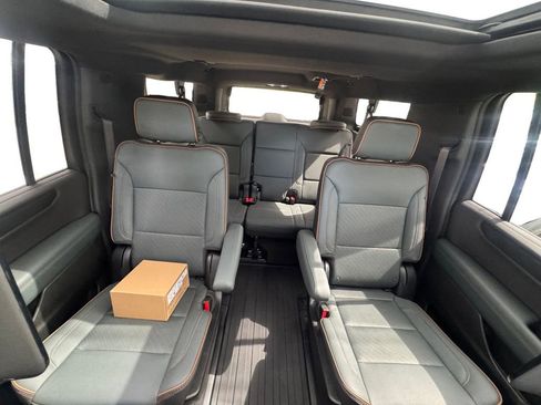 Used 2025 GMC Yukon XL AT4 w/ AT4 Premium Plus Package AWD/4WD image 18